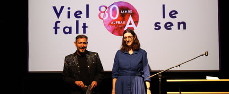 Gianni Jovanovic und Helge Kloth auf der Bühne der 80 Jahre Aufbau Verlage Jubiläumsfeier
