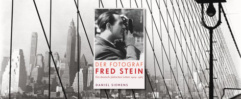 Cover von Daniel Siemens, Der Fotograf Fred Stein im Vordergrund. Im Hintergrund eine schwarz-weiss-Fotografie von Fred Stein, die Manhatten von der Brooklin Bridge us zeigt.