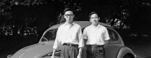 Wenpo Lee (rechts) und sein Kommilitone vor dem VW-Käfer, den sie  sich während der Studienzeit teilten, Aachen, 1964