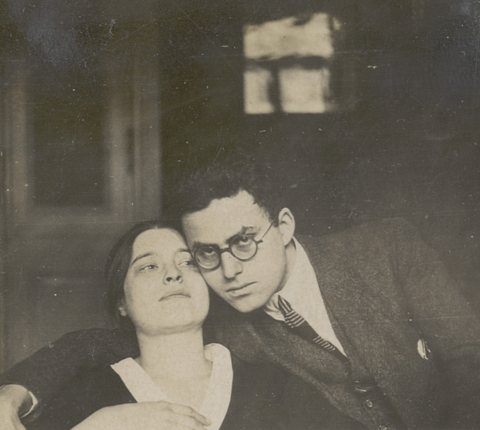  Schwarz-weiss Foto von Netty Reiling und Rodi. Er umarmt sie und schaut in die Kamera, sie ist zurückgeleht und schaut nach oben