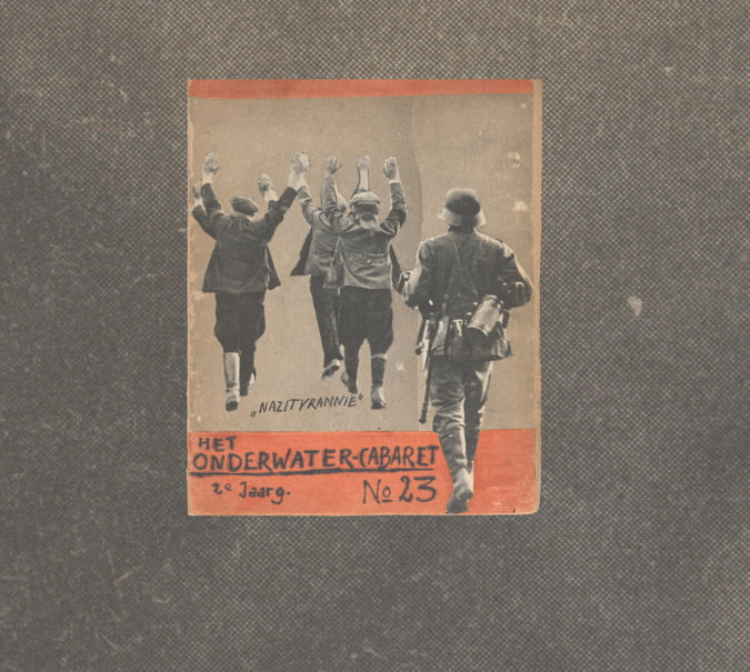 Grafik mit Collage von Curt Block aus Das Unterwasser Cabaret. Die Collage besteht aus einem Auschnitt eines Zeitungsartikel mit einem Foto eines bewaffneten Militärs, der Gefangene treibt.