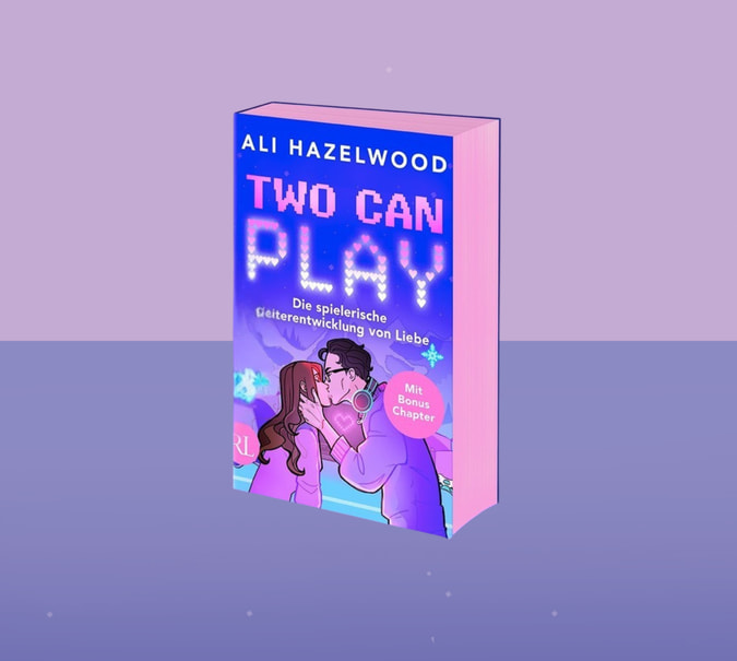 Banner mit lila Hintergrund und Packshot von Ali Hazelwood, Two Can Play