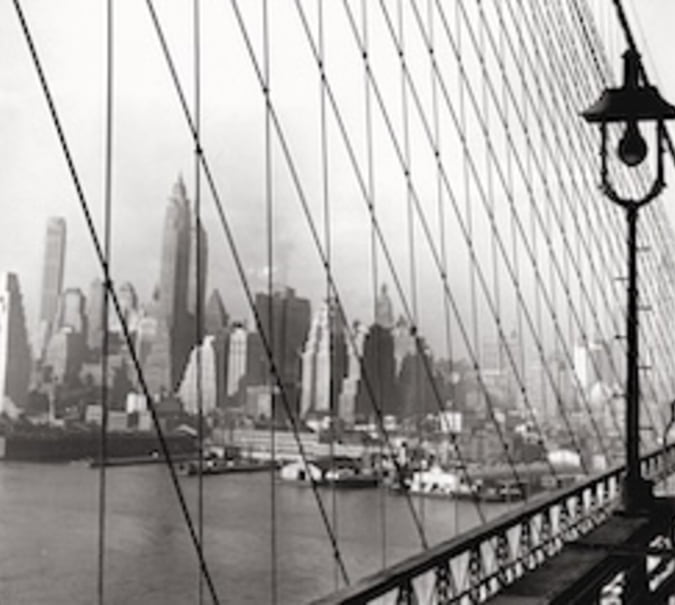 Schwarz-weiss-Fotografie von Fred Stein. Abgebildet wird Manhatten von der Brookling Bridge aus.