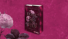 Packshot von Melanie Lanes &quot;Love Me Wild&quot; auf lila Hintergrund mit Blumen